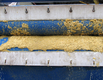 帶式壓濾機濾布偏離怎么辦，如何應對壓濾機網帶走偏問題？