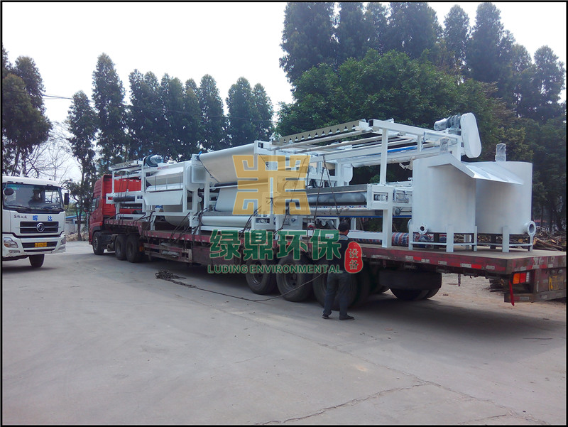 帶式壓濾機發往鉆井廢棄泥漿破膠處理工程 4