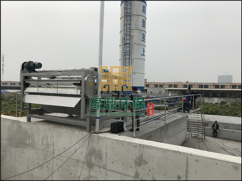 帶式壓濾機發往鉆井廢棄泥漿硏屑處理工程 4